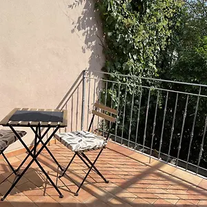 Dans Agreable Maison De Centre Historique De Appartamento